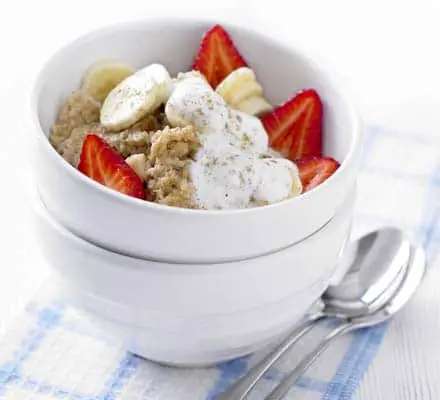 Cinnamon Porridge with Banana & Strawberries - de canela com banana e morango